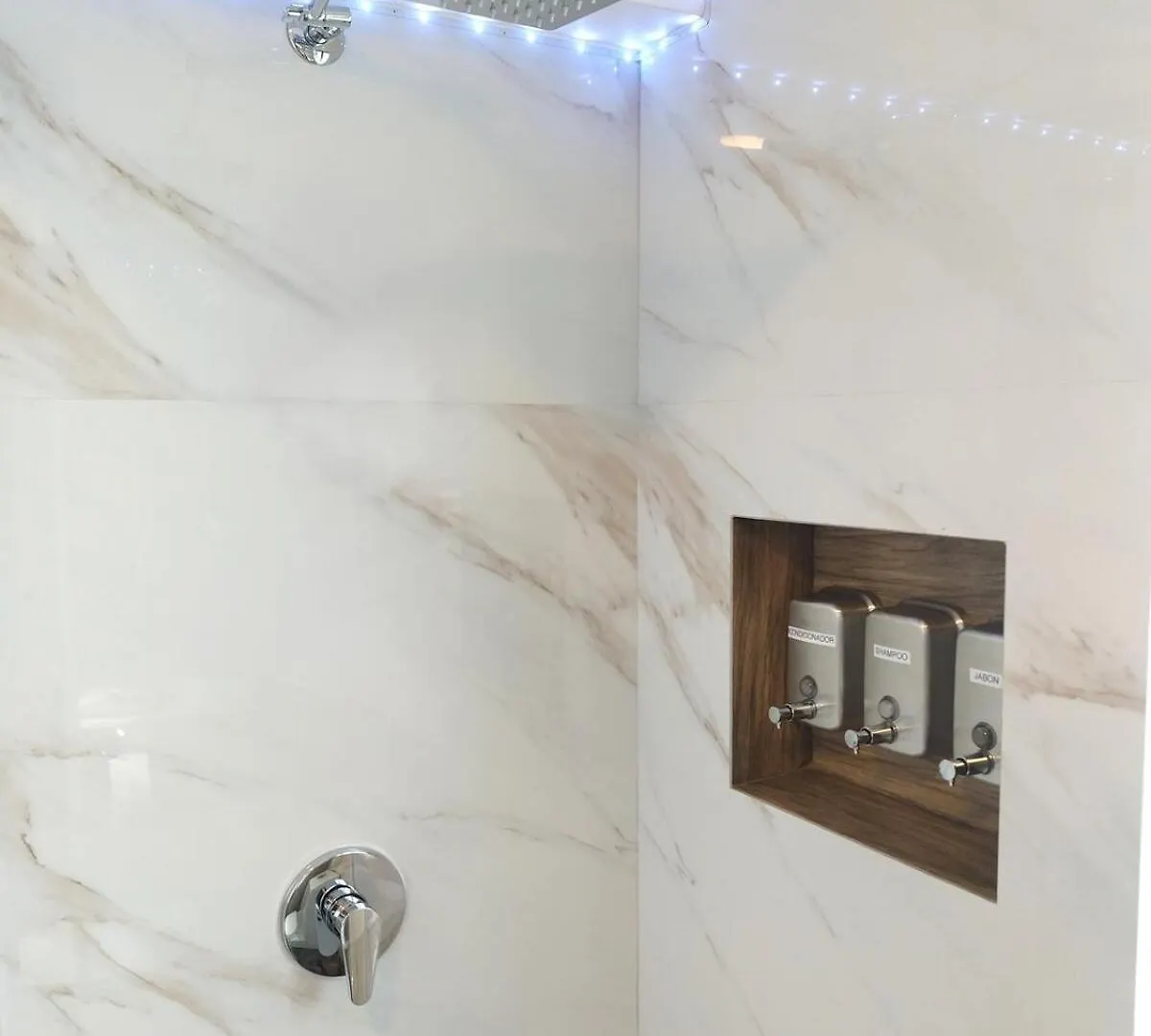 Sky Amplia Suite Con Jacuzzi Privado Y Cine En Casa A 3 Min De La Embajada 基多 0*,  厄瓜多尔