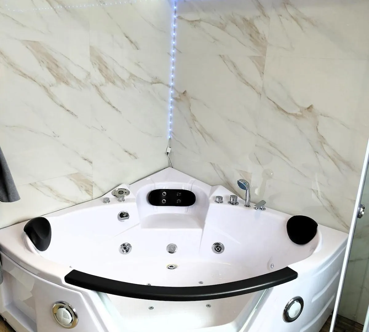 Sky Amplia Suite Con Jacuzzi Privado Y Cine En Casa A 3 Min De La Embajada 基多