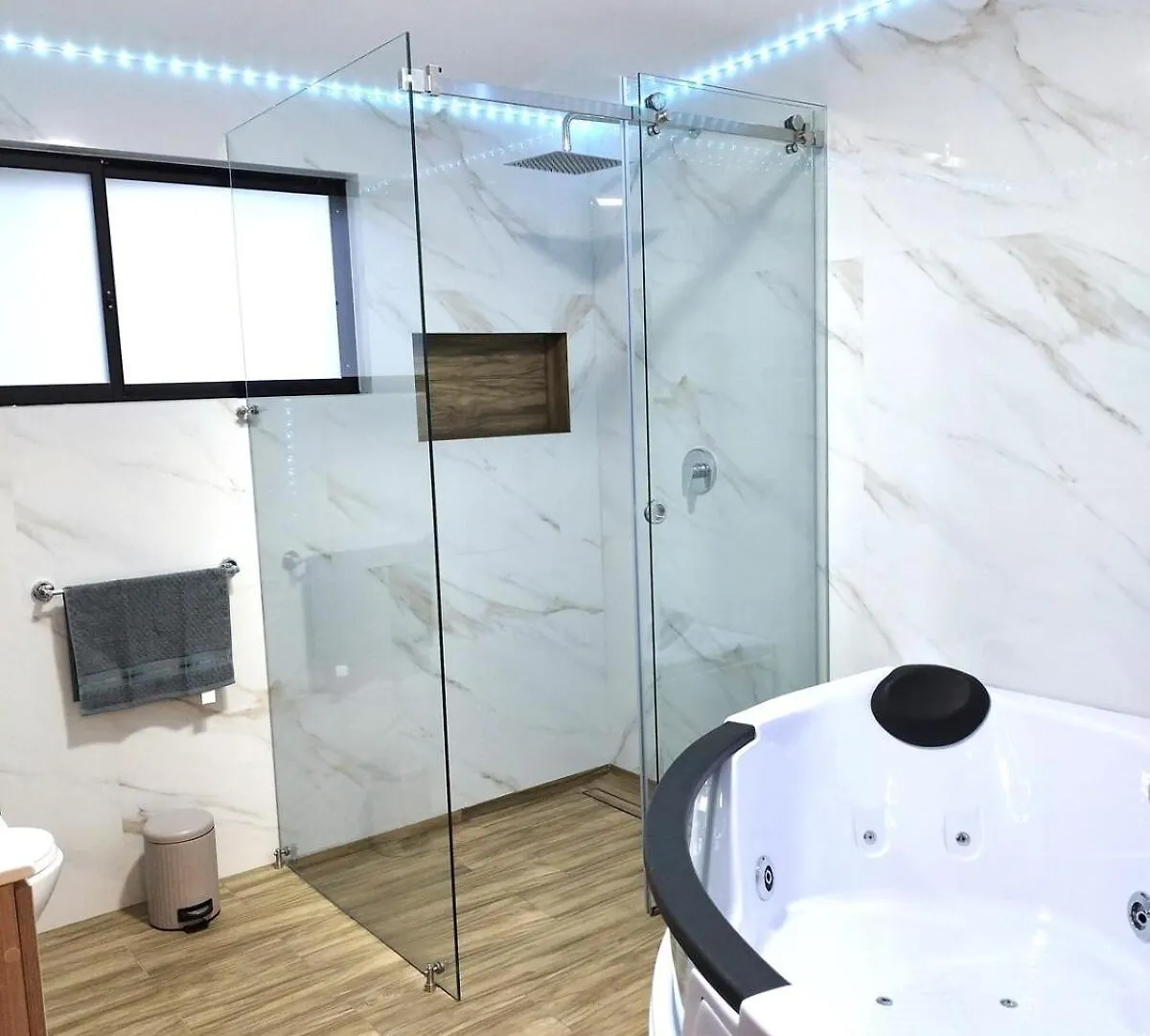 公寓 Sky Amplia Suite Con Jacuzzi Privado Y Cine En Casa A 3 Min De La Embajada 基多 厄瓜多尔