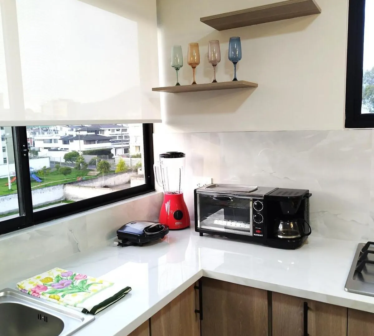 公寓 Sky Amplia Suite Con Jacuzzi Privado Y Cine En Casa A 3 Min De La Embajada 基多 厄瓜多尔